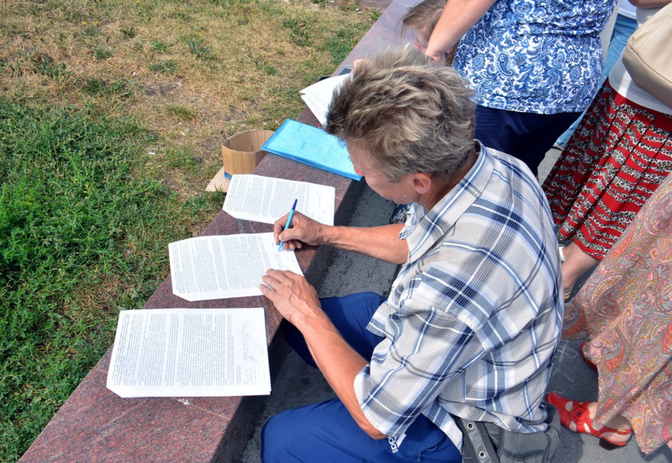 Жители Запруда говорят, что нефтепровод был проложен по территории микрорайона незаконно 