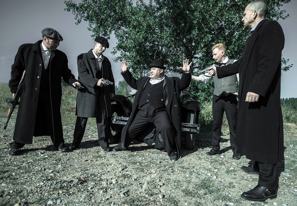 Театр «У Моста» провел фотосессию по мотивам сериала «Острые козырьки»