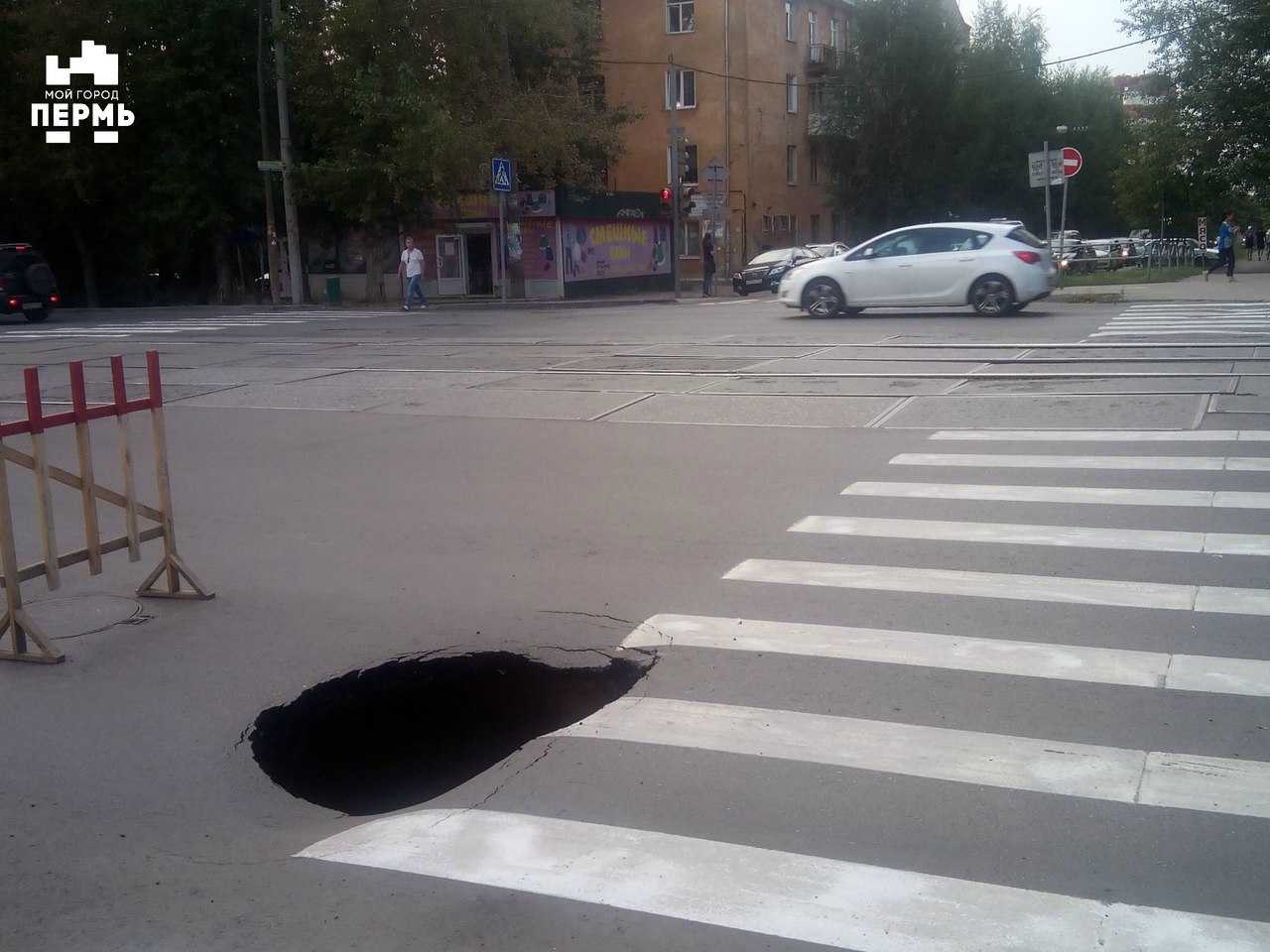 ​В Перми на перекрестке улиц Мира и Качалова провалился асфальт