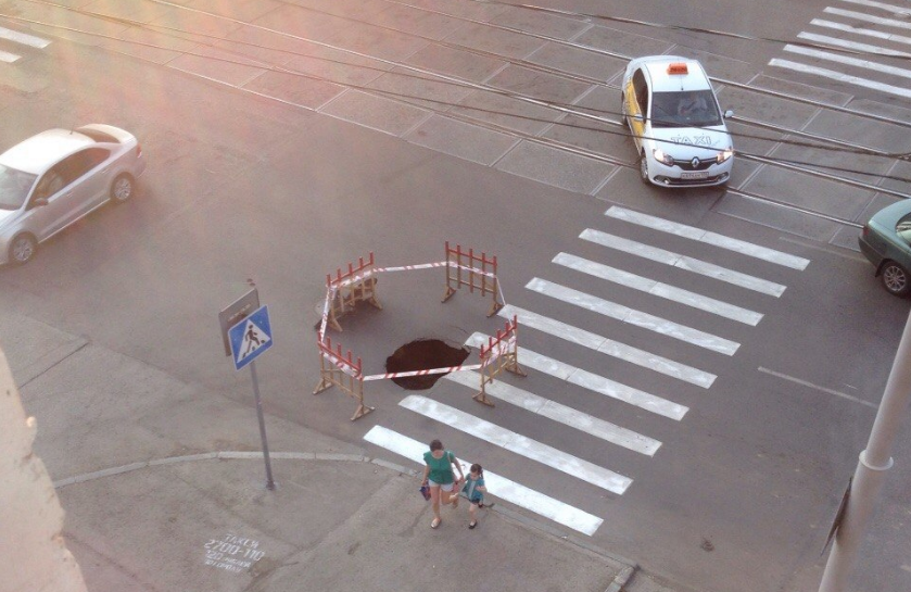 ​В Перми на перекрестке улиц Мира и Качалова провалился асфальт