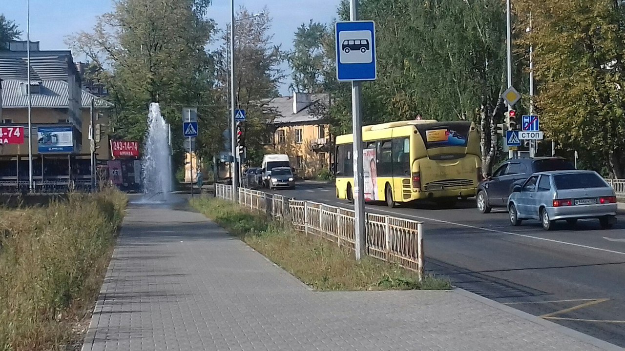 Из-за плановых работ по промывке водопровода на ул. Папанинцев возник «фонтан»