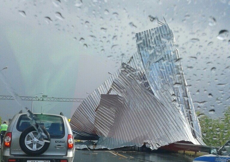 На Пермь обрушился ливень с градом и шквалистым ветром: сорванная крыша блокировала проезд на Камском мосту