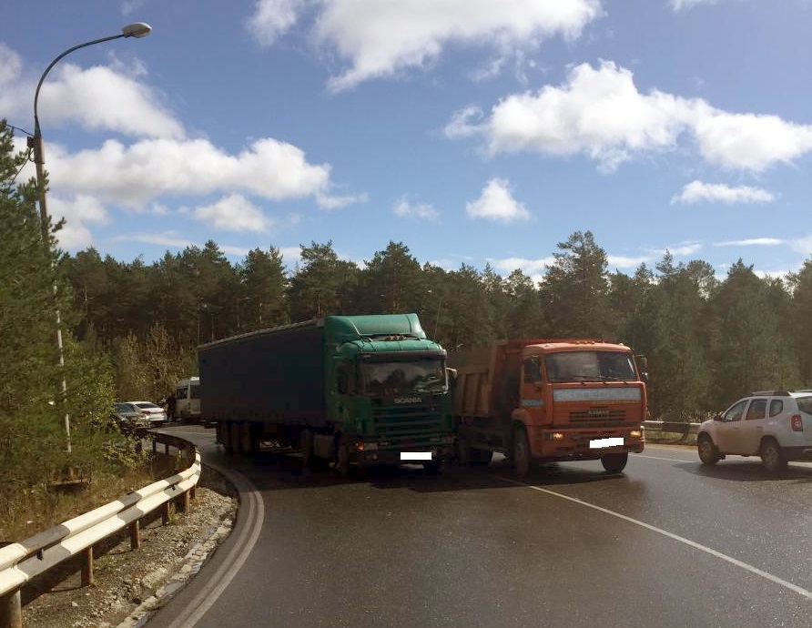 На дороге «Дружбы» столкнулись грузовик и микроавтобус