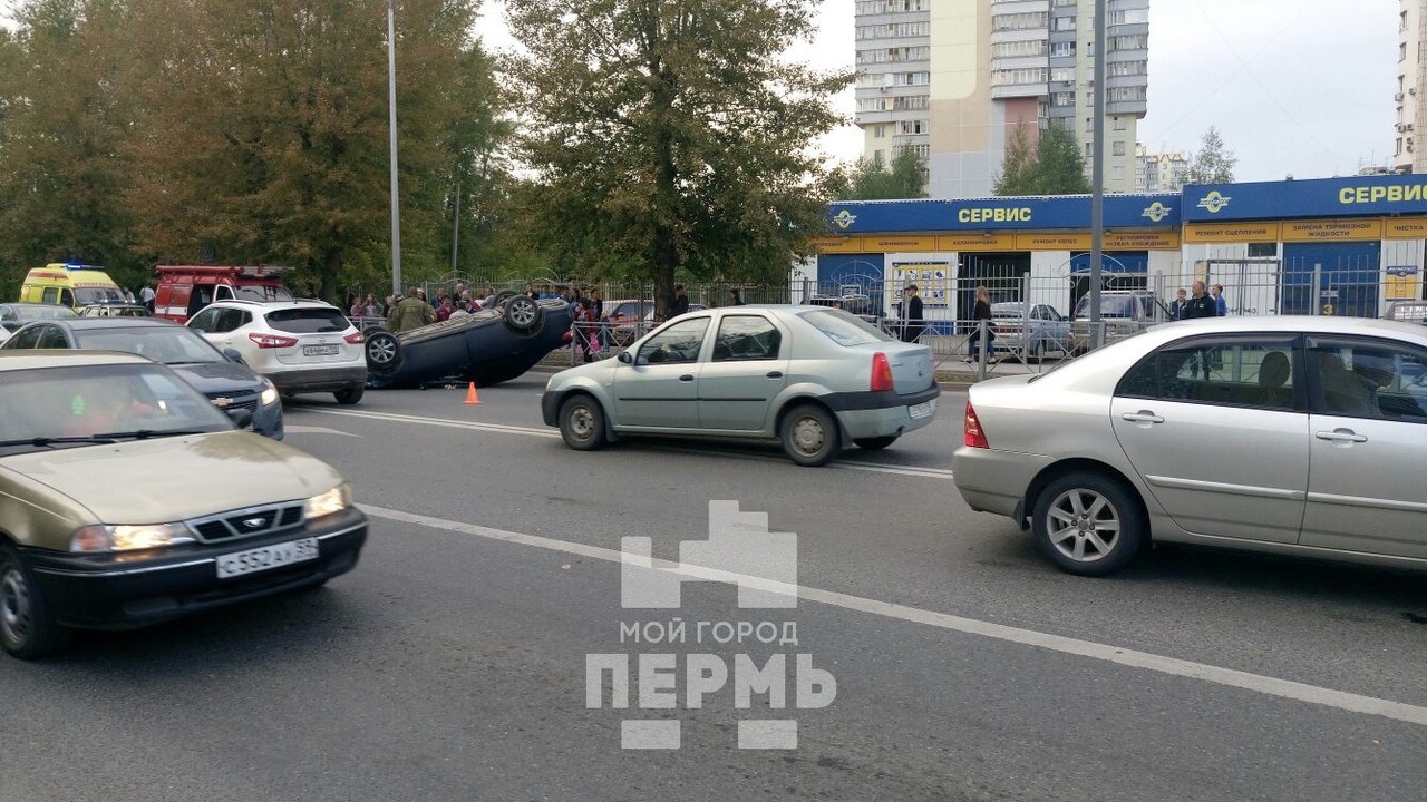 В Перми в результате ДТП автомобиль перевернулся на крышу
