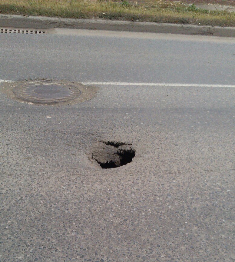 В Перми на перекрестке улиц Солдатова и Моторостроителей провалился асфальт