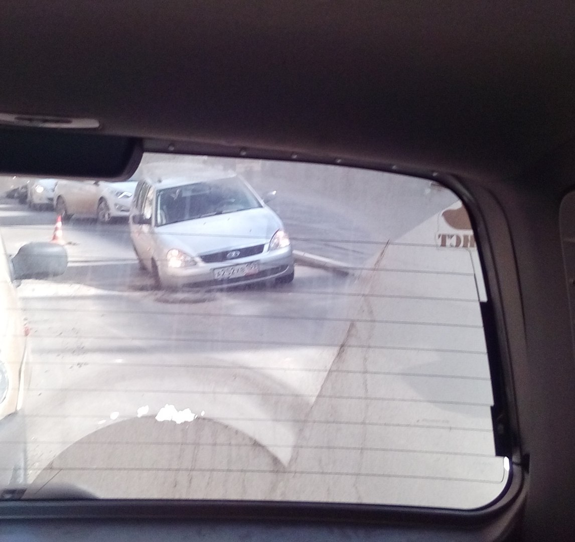 ​В центре Перми машина провалилась в открытый люк