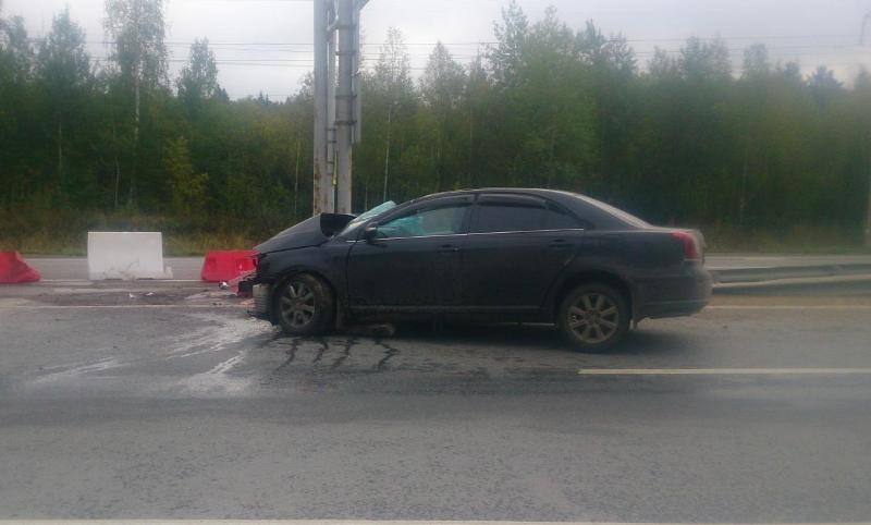 В Перми женщина на «Тойоте» снесла информационное табло на Восточном обходе: в ДТП травмирован пятилетний ребенок