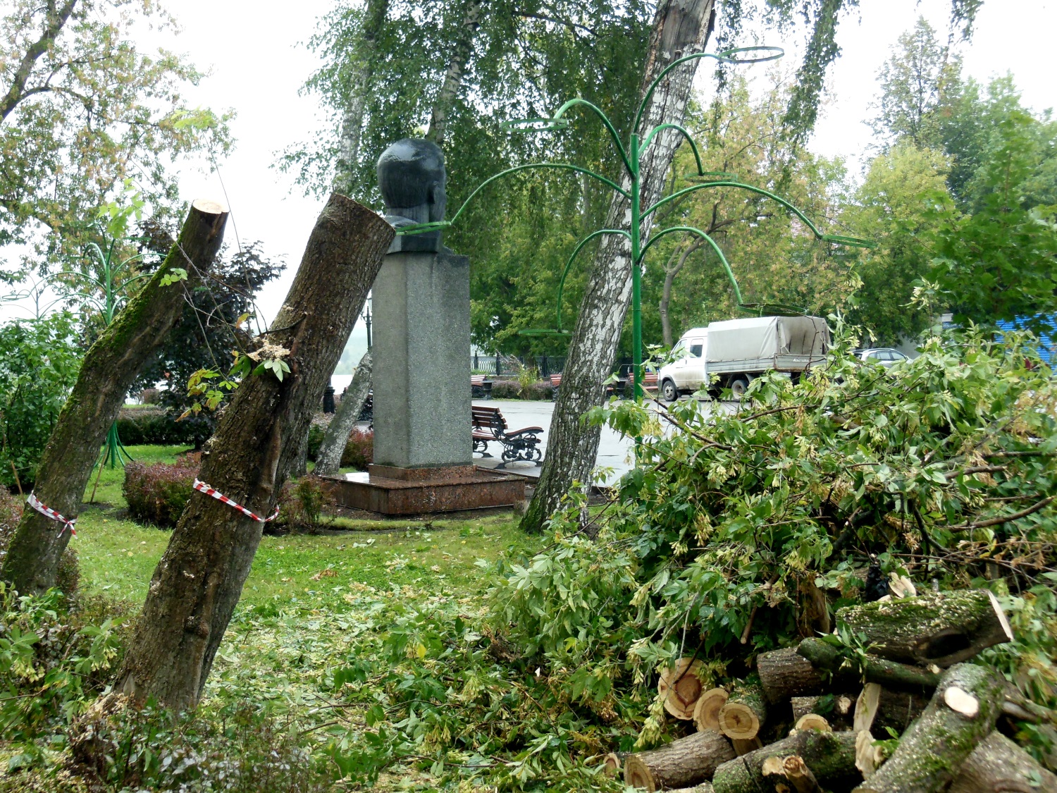 Соборную площадь в Перми очищают от деревьев