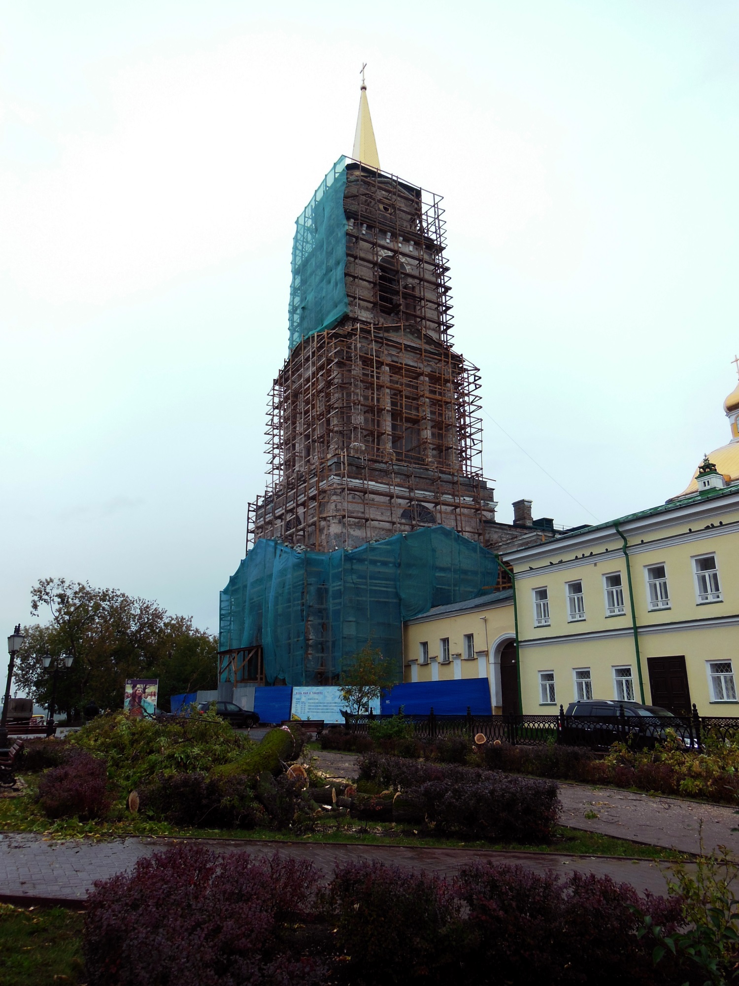Соборную площадь в Перми очищают от деревьев