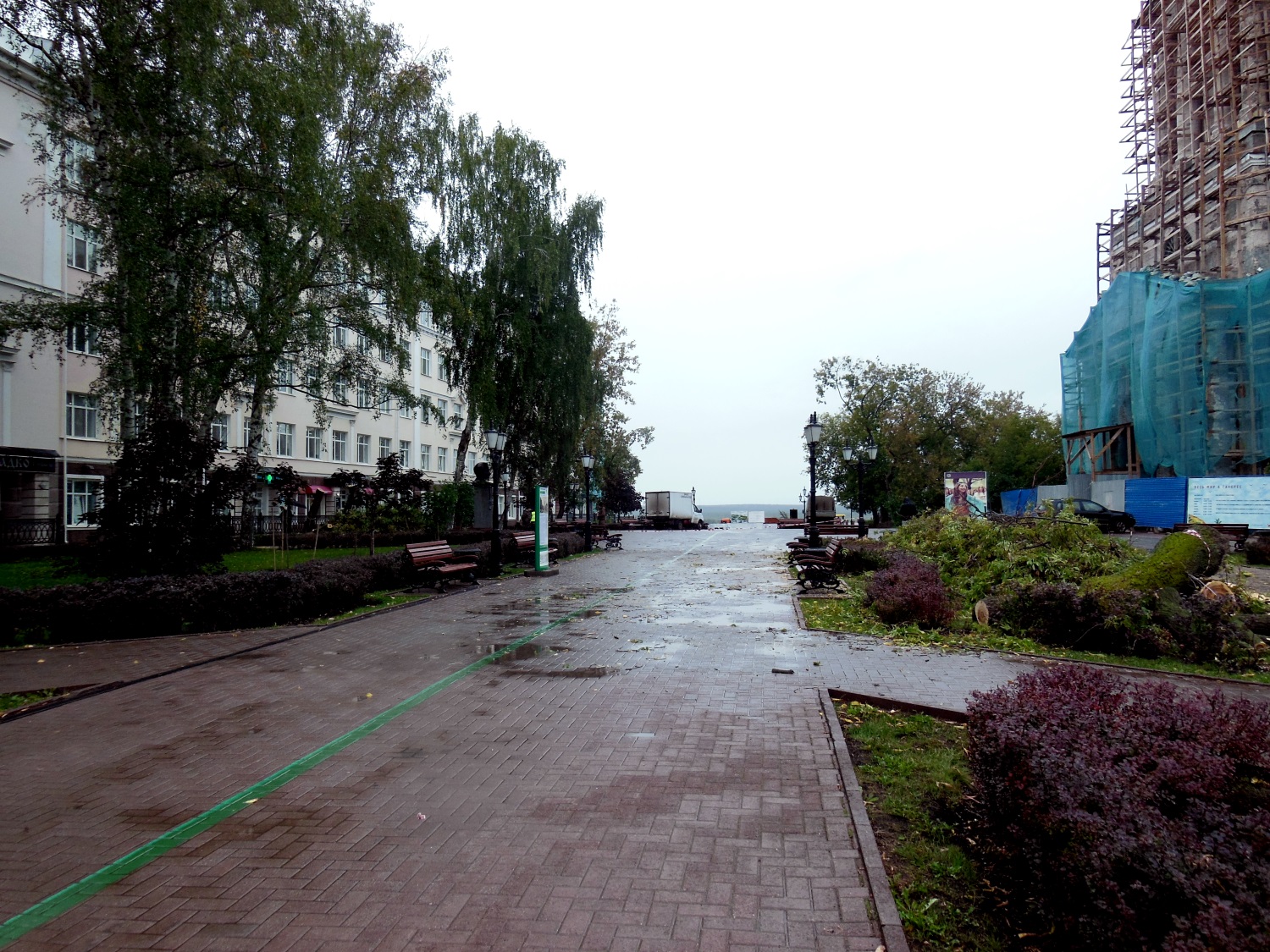 Соборную площадь в Перми очищают от деревьев