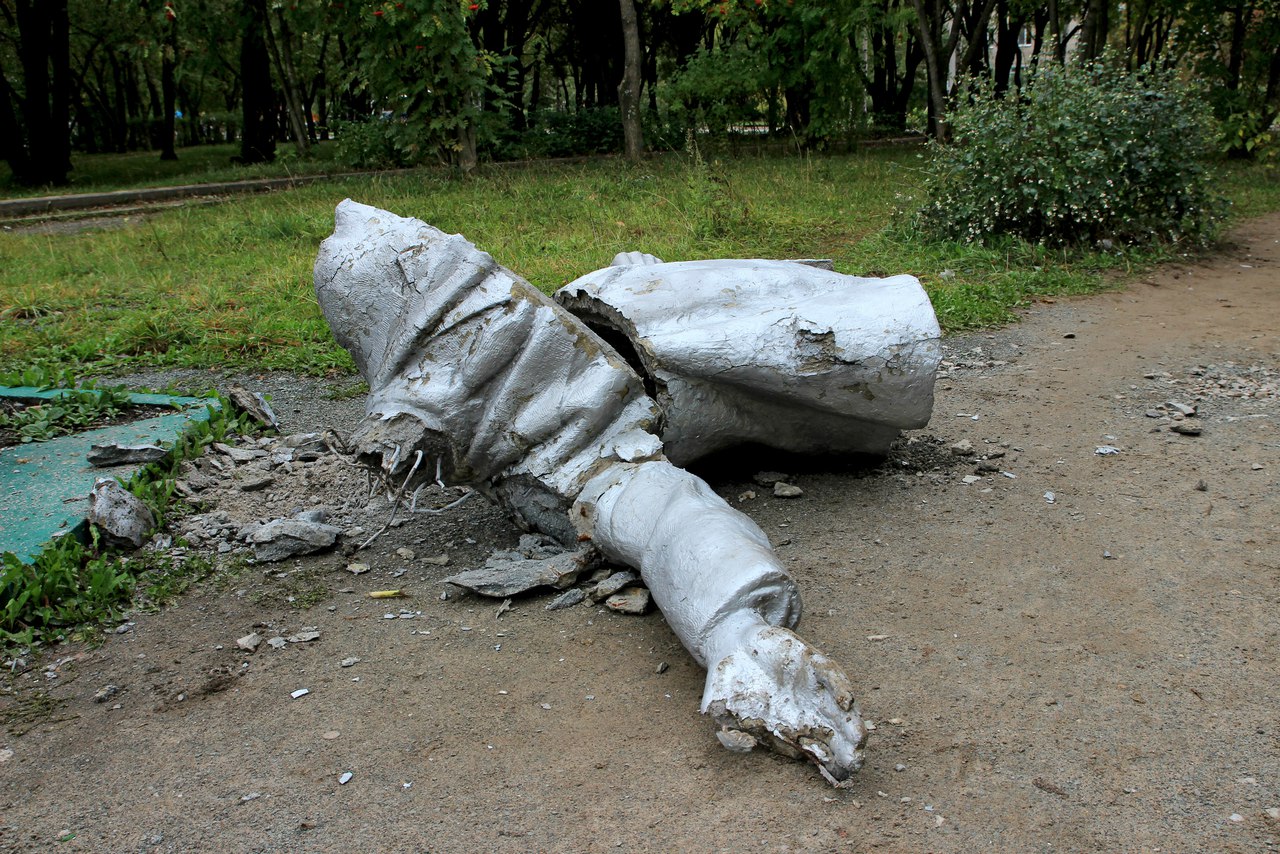 ​В Добрянке рухнул памятник Владимиру Ленину