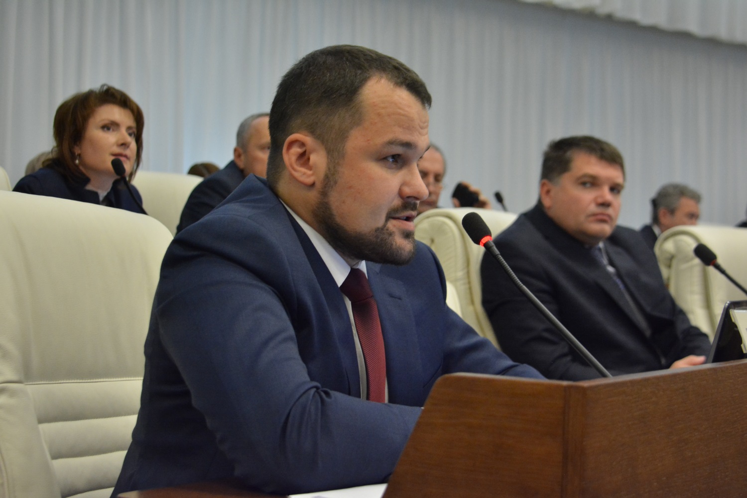 Пять человек на место