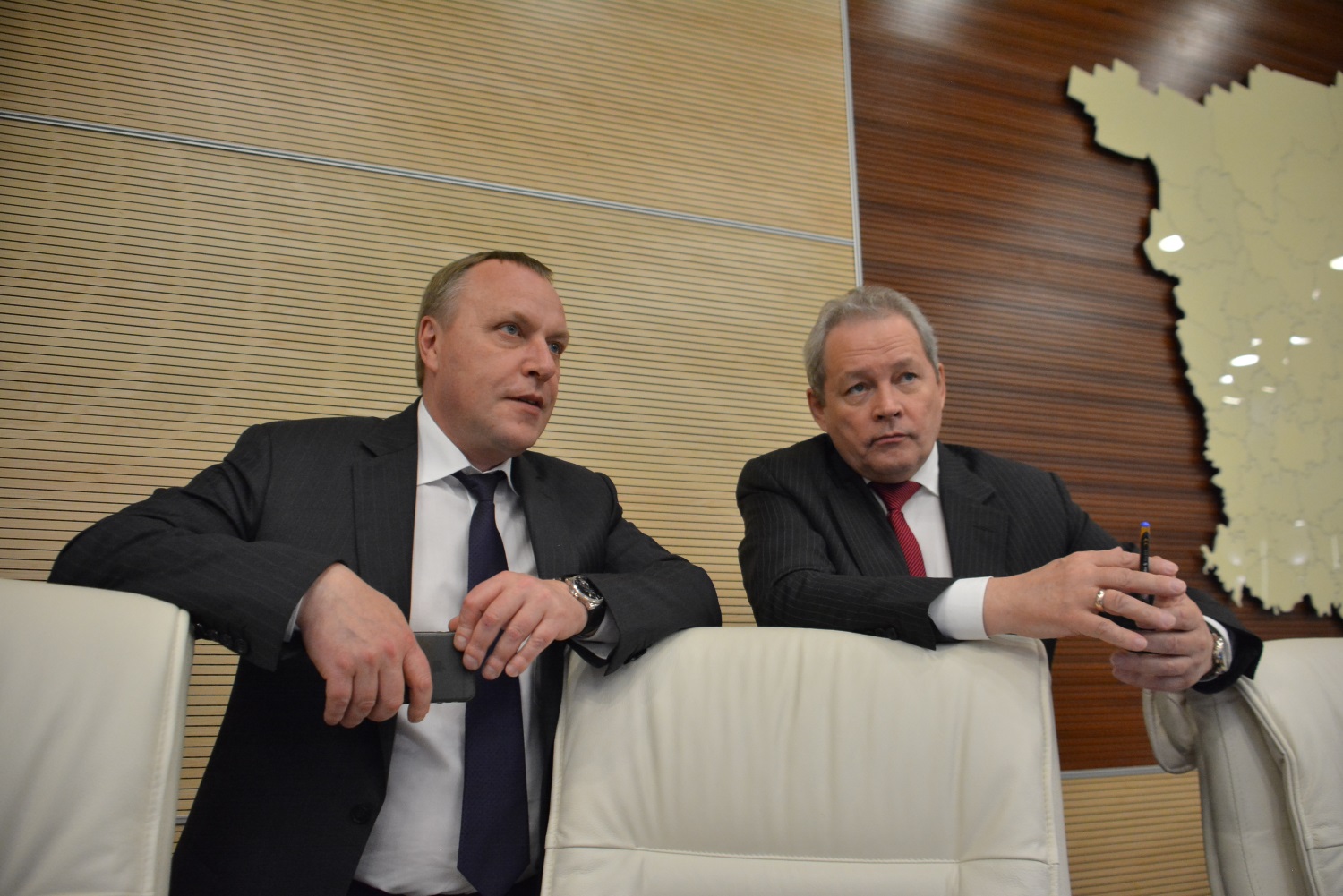 Пять человек на место