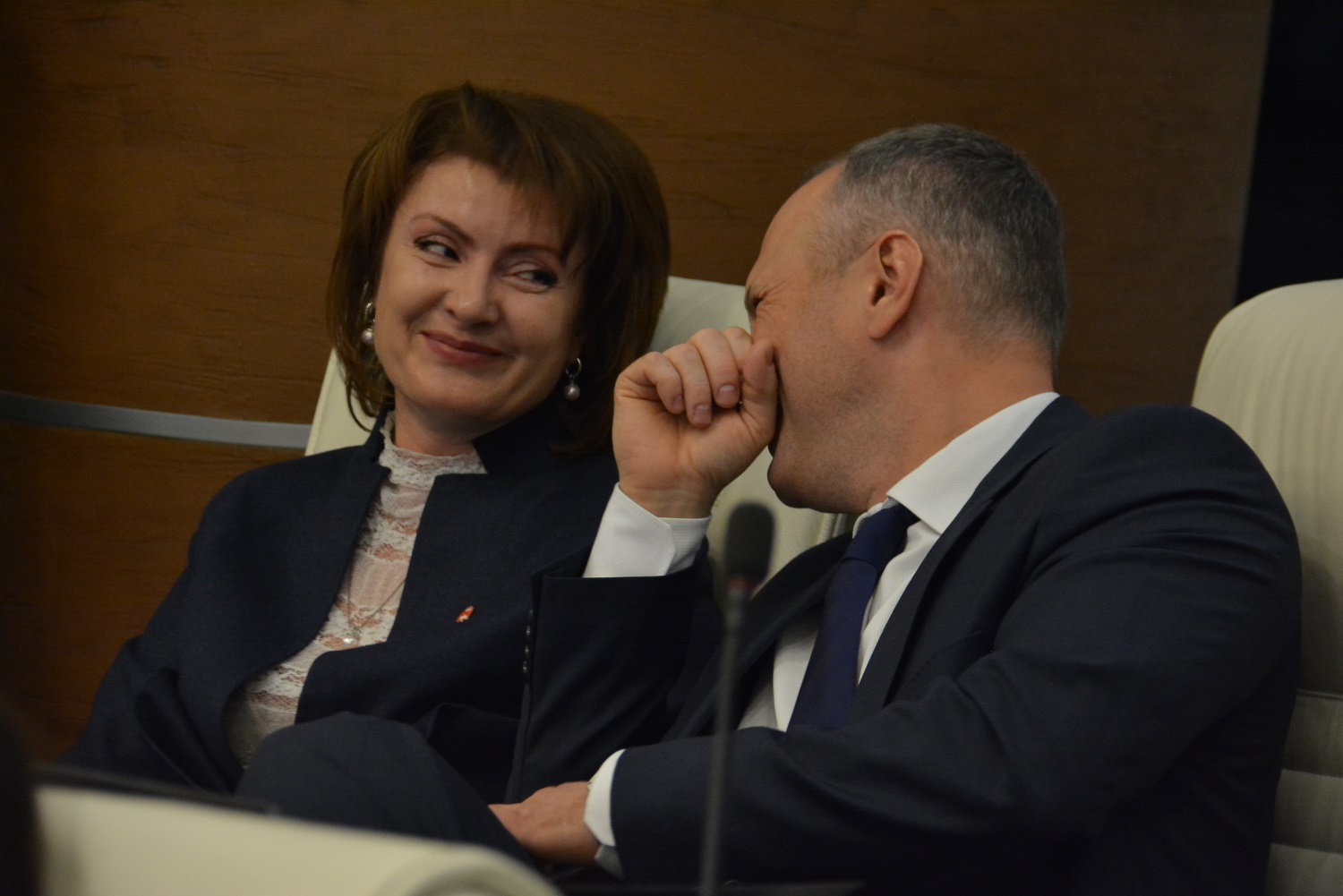 Пять человек на место