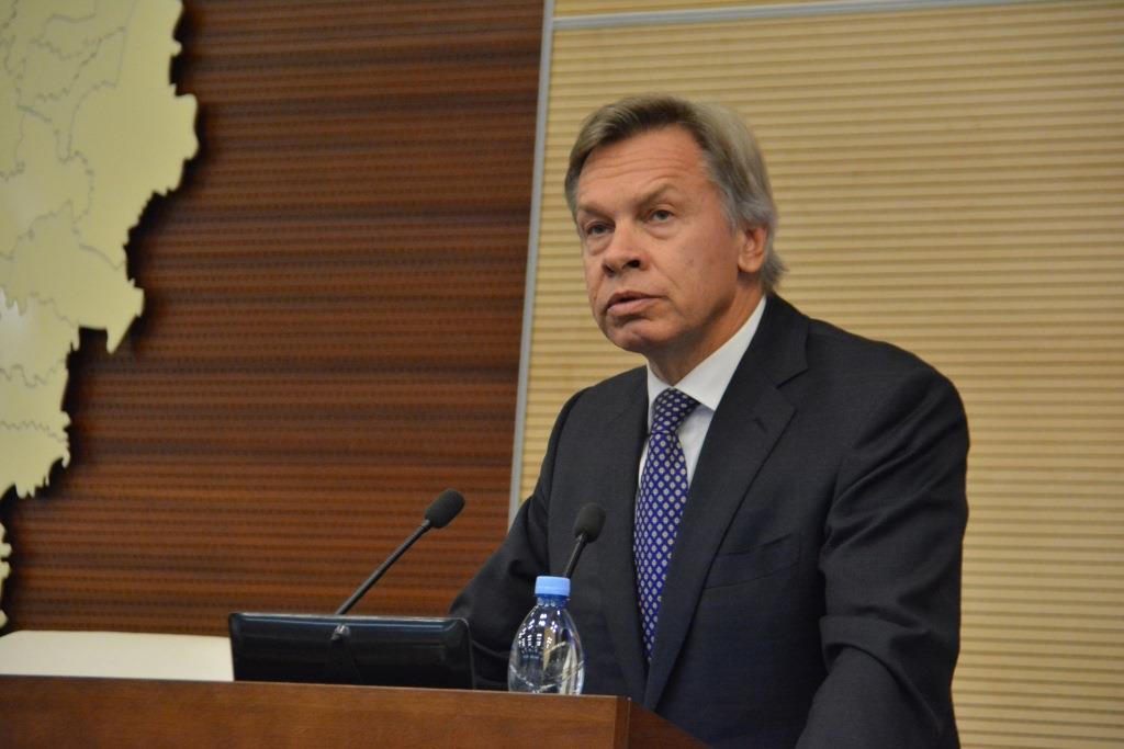 Пять человек на место