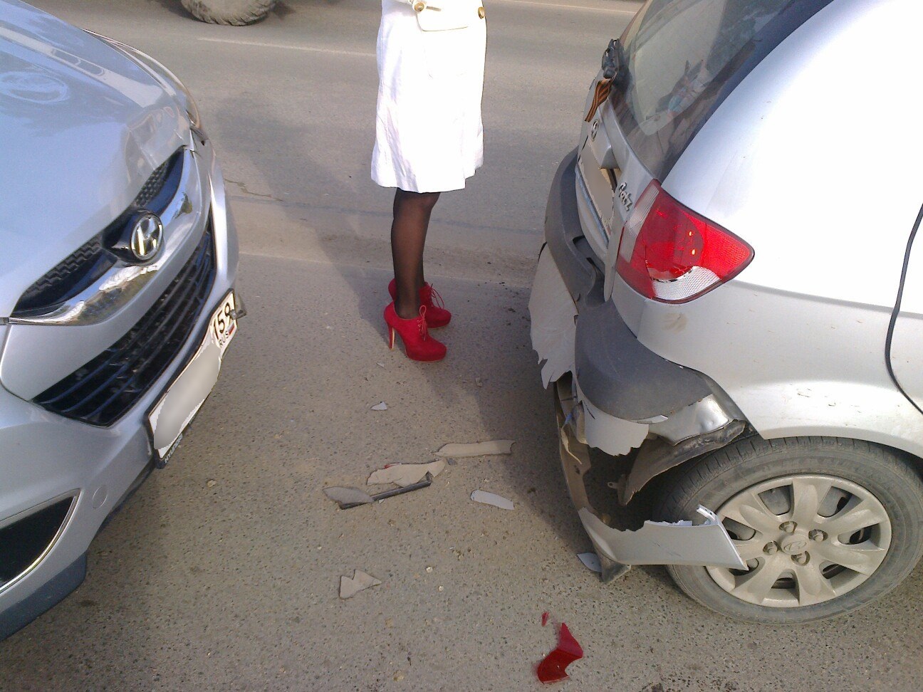 задним ходом врезался в машину