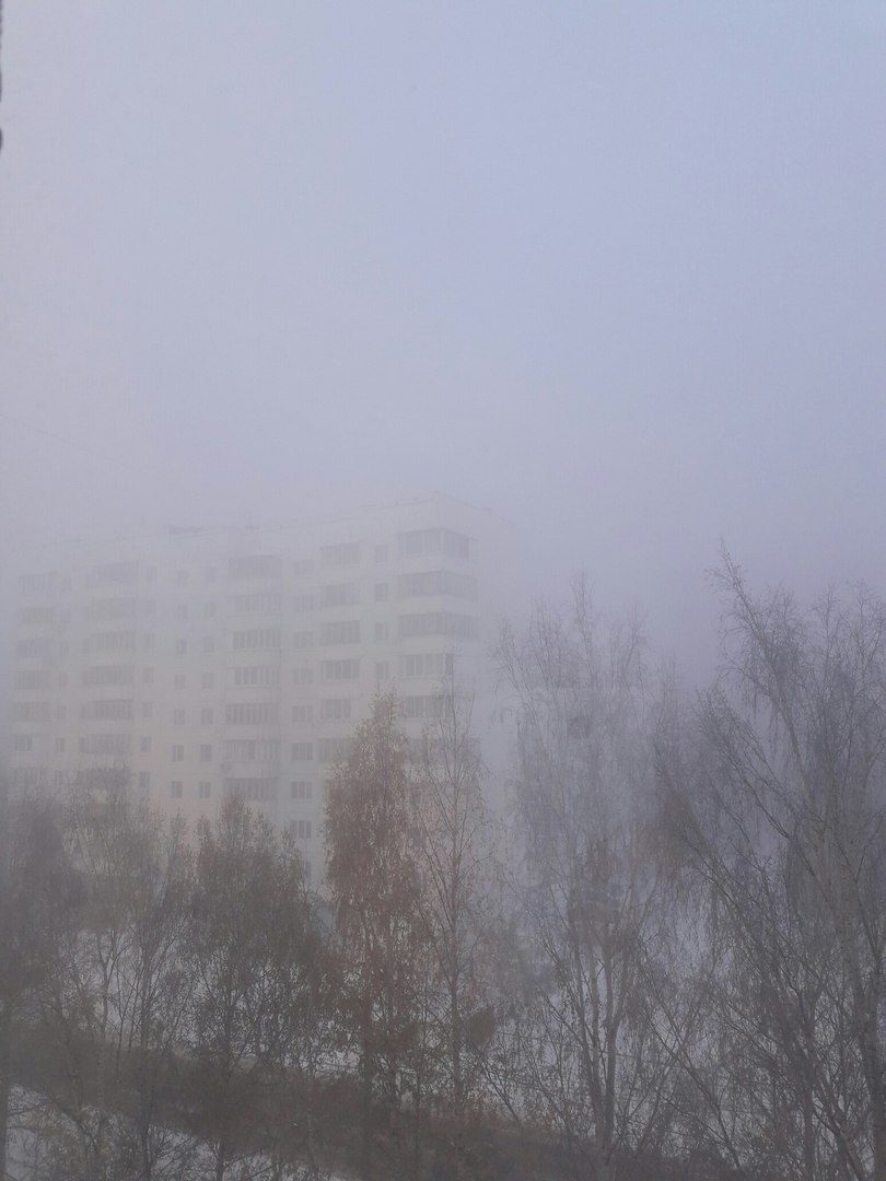 Пермяки  делятся в соцсетях фотографиями густого тумана, накрывшего город из-за резкого похолодания