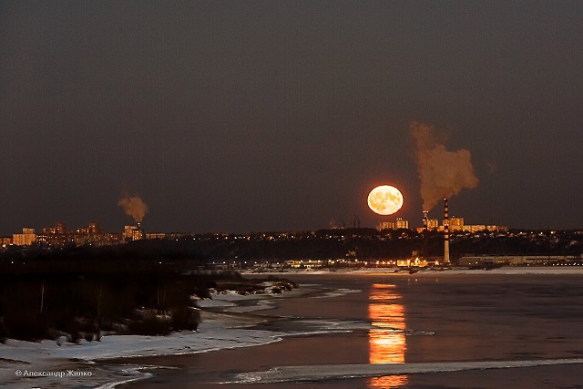 Просто супер. Самые яркие кадры суперлуния, сделанные пользователями соцсетей