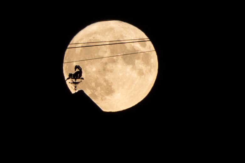 Просто супер. Самые яркие кадры суперлуния, сделанные пользователями соцсетей