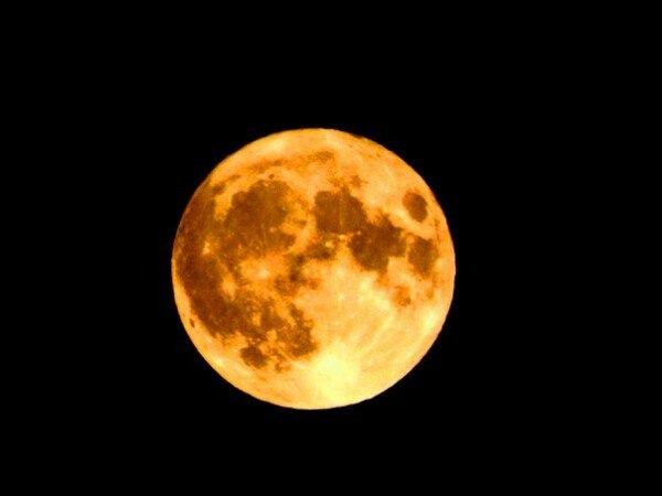 Просто супер. Самые яркие кадры суперлуния, сделанные пользователями соцсетей