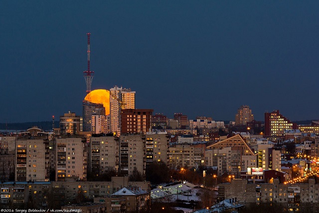 Просто супер. Самые яркие кадры суперлуния, сделанные пользователями соцсетей