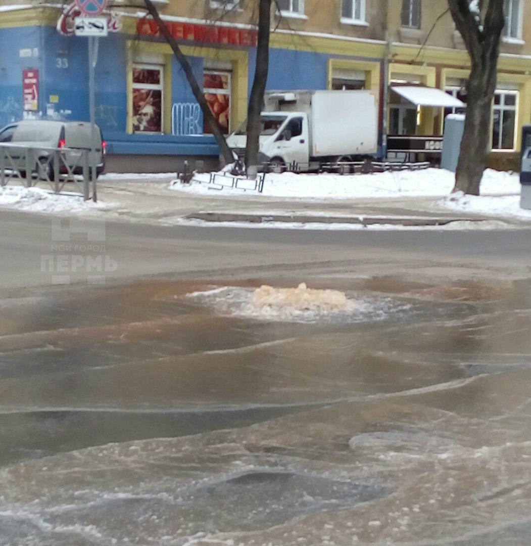 В центре Перми из-за аварии затопило перекресток улиц 25 Октября и Луначарского