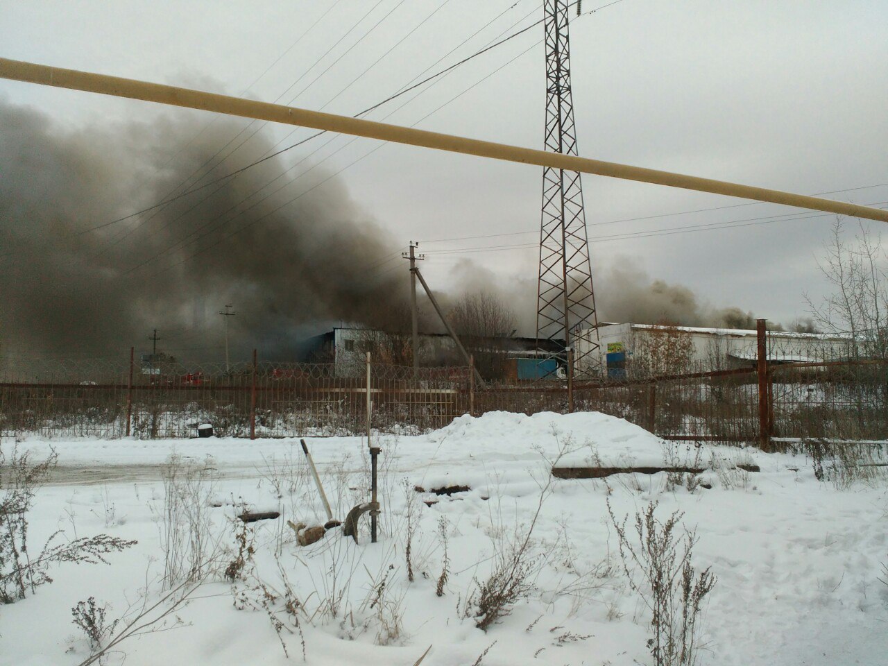 В Лысьве больше десяти часов тушили пожар на складе бытовой химии
