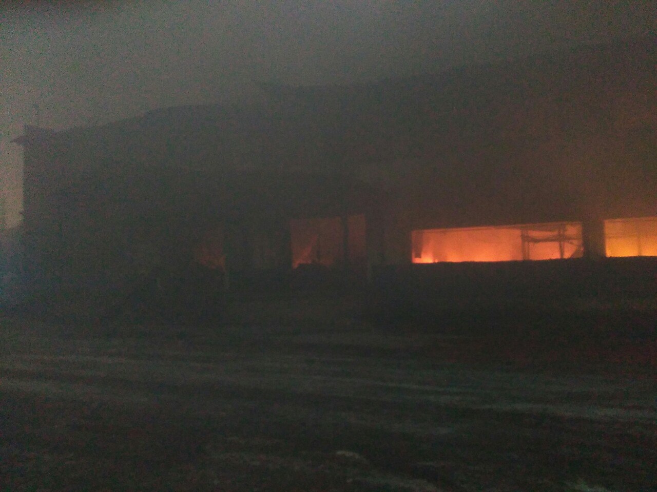 В Лысьве больше десяти часов тушили пожар на складе бытовой химии