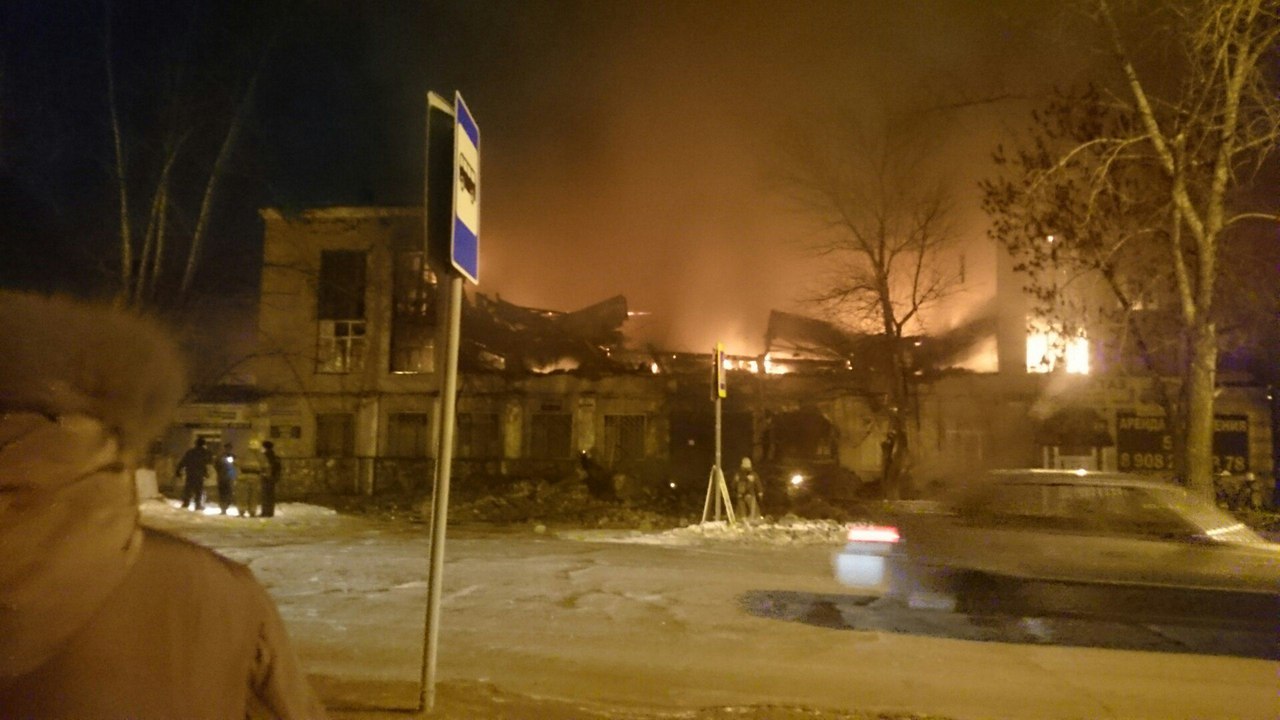В МЧС назвали предварительную причину пожара в спорткомплексе «Кама»