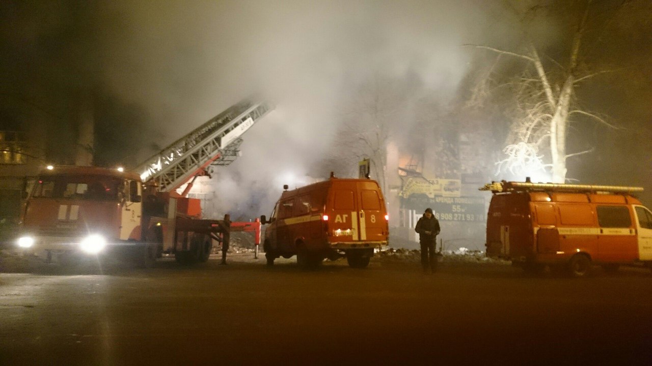 В МЧС назвали предварительную причину пожара в спорткомплексе «Кама»
