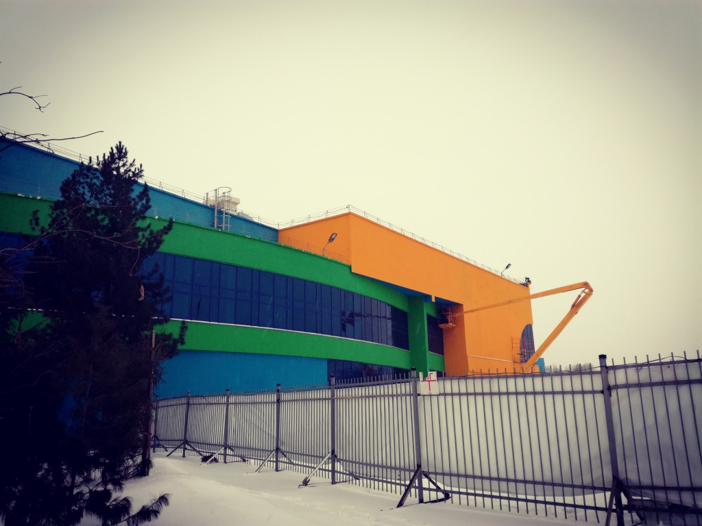 Здание «Пермской ярмарки» перекрашивают в желто-синий цвет перед открытием гипермаркета «Лента»