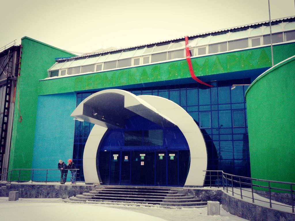 Здание «Пермской ярмарки» перекрашивают в желто-синий цвет перед открытием гипермаркета «Лента»