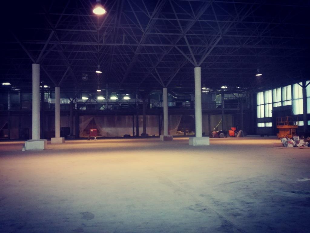 Здание «Пермской ярмарки» перекрашивают в желто-синий цвет перед открытием гипермаркета «Лента»