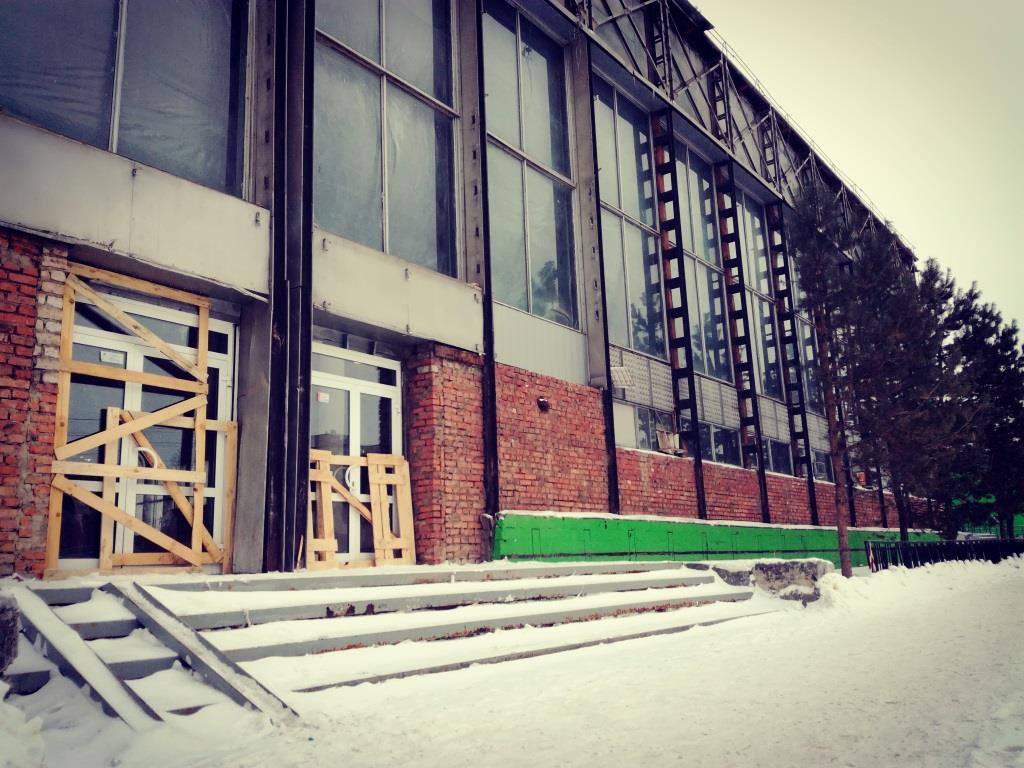 Здание «Пермской ярмарки» перекрашивают в желто-синий цвет перед открытием гипермаркета «Лента»