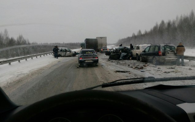 ​В массовой автомобильной аварии под Краснокамском два человека получили травмы, один – погиб
