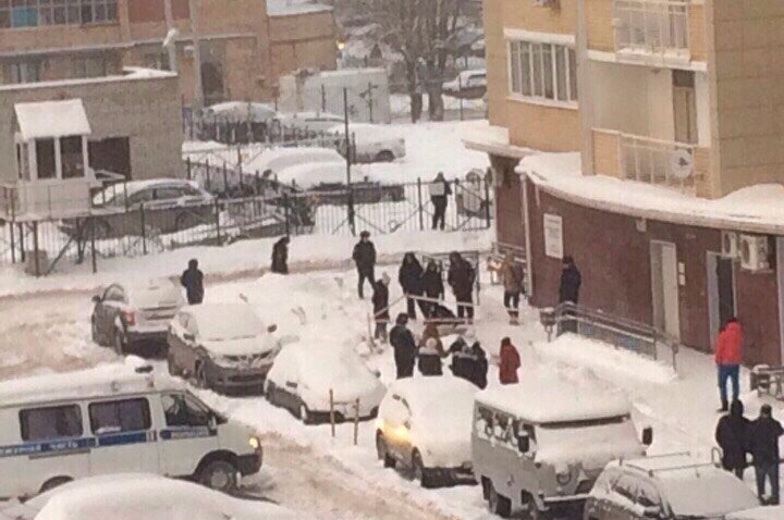 Очевидцы: в Индустриальном районе Перми девочка упала с балкона многоэтажки