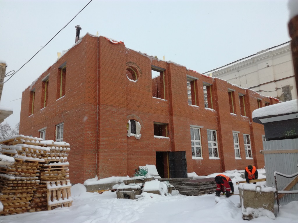 В здании Речного вокзала в Перми устанавливают стеклопакеты