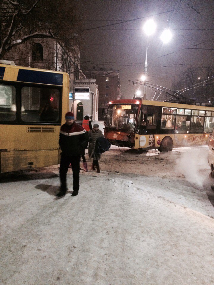 В центре Перми маршрутный автобус столкнулся с троллейбусом и врезался в жилой дом