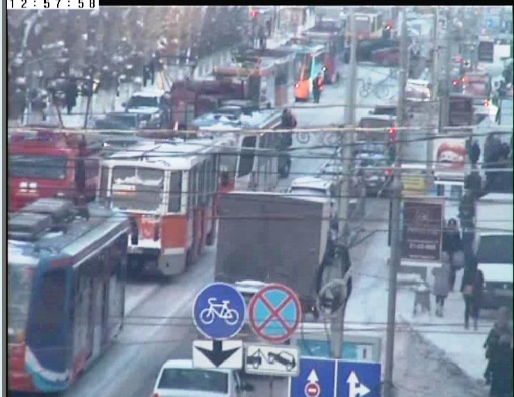 В центре Перми пожарная машина на трамвайных путях столкнулась с «легковушкой»