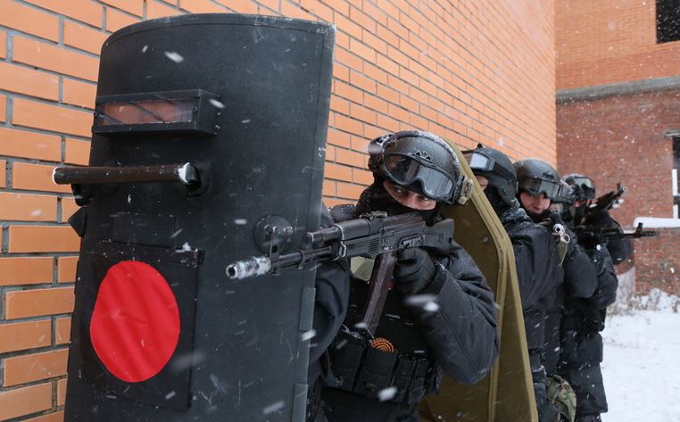 «Чуть-чуть закрытая структура»