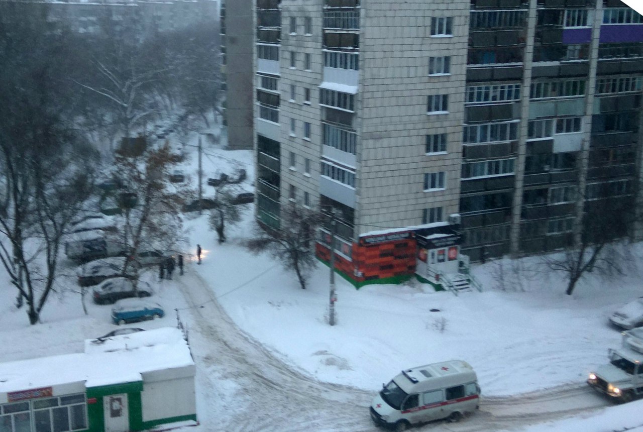 Соцсети: машины «скорой помощи» не могут проехать во дворы из-за неочищенных дорог