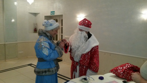 Пермяки поженились в костюмах Деда Мороза и Снегурочки