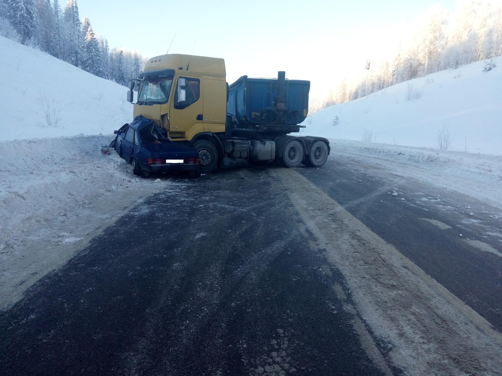 ​В ДТП с фурой в Пермском крае погиб водитель отечественной легковушки