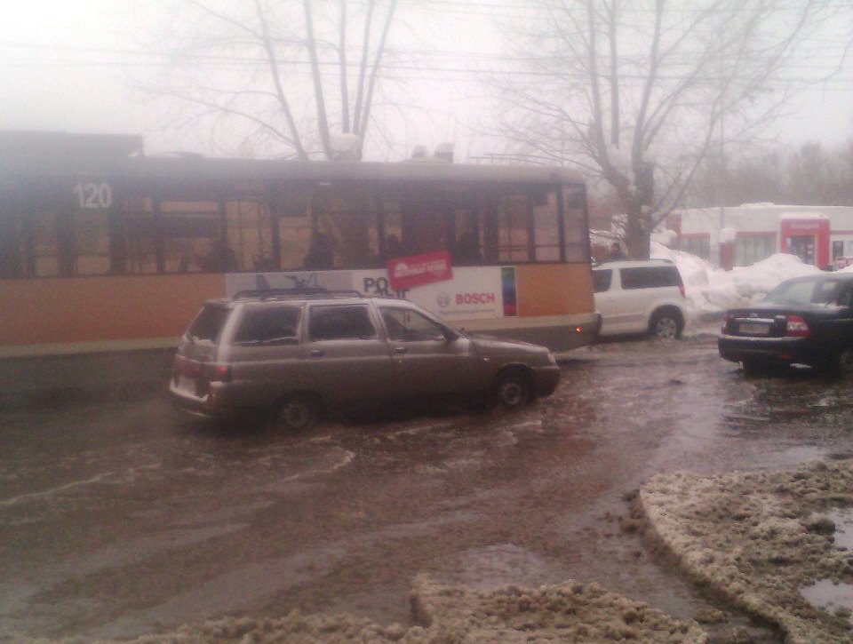 В Перми коммунальные службы обследуют затопленный участок улицы Карпинского
