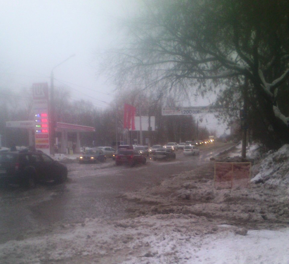 В Перми коммунальные службы обследуют затопленный участок улицы Карпинского