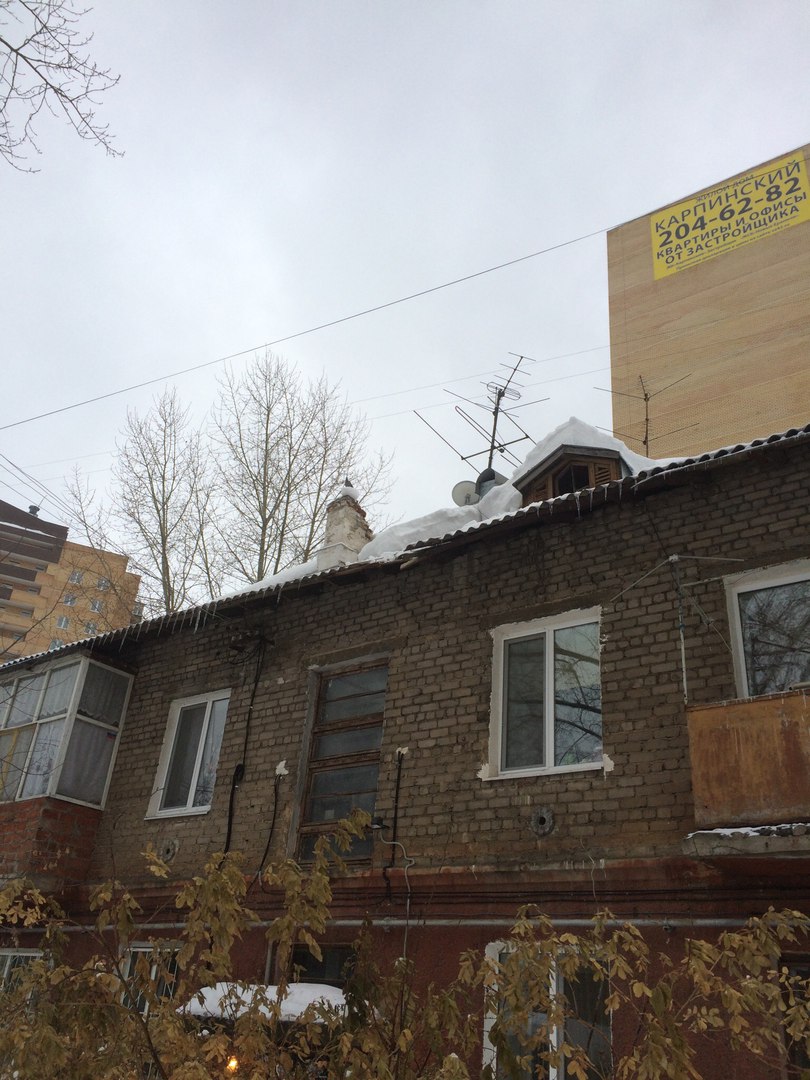 В Перми с крыши жилого дома обвалилась кирпичная труба