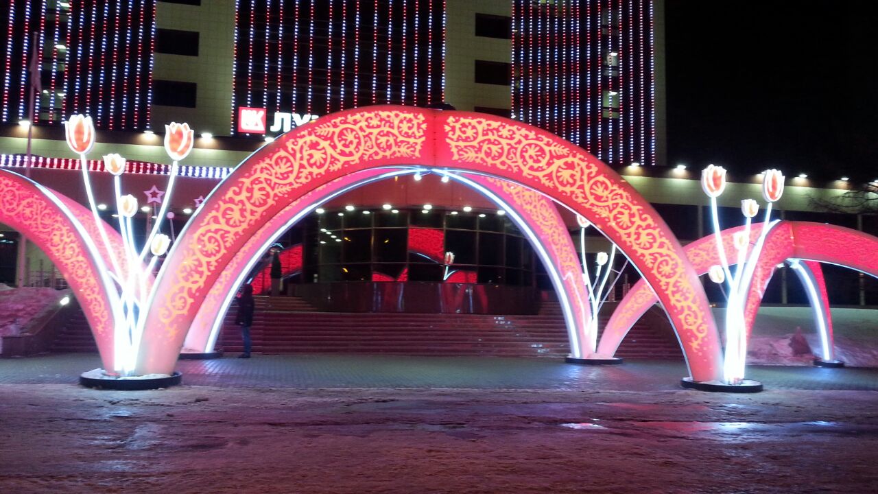 Здание офиса «ЛУКОЙЛ-ПЕРМЬ» украсили четырехметровые тюльпаны