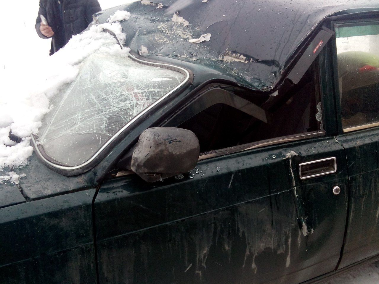 В Перми грузовой контейнер упал на легковой автомобиль