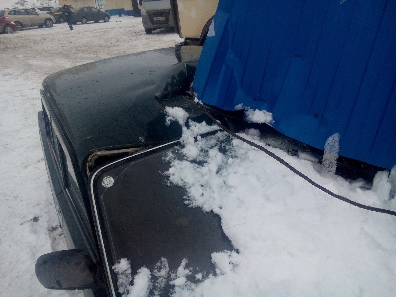 В Перми грузовой контейнер упал на легковой автомобиль