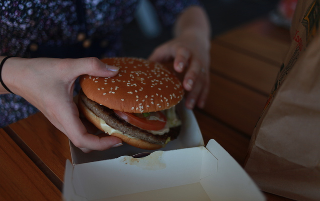 Бургер в стакане воды